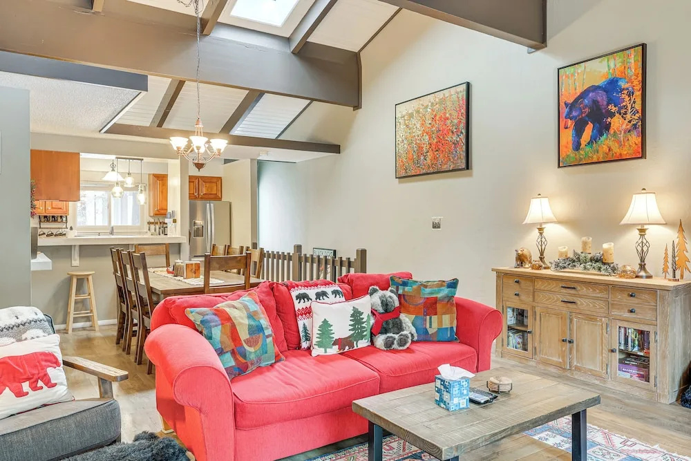 1 Mi to Diamond Peak Ski Resort: Forest-View Condo