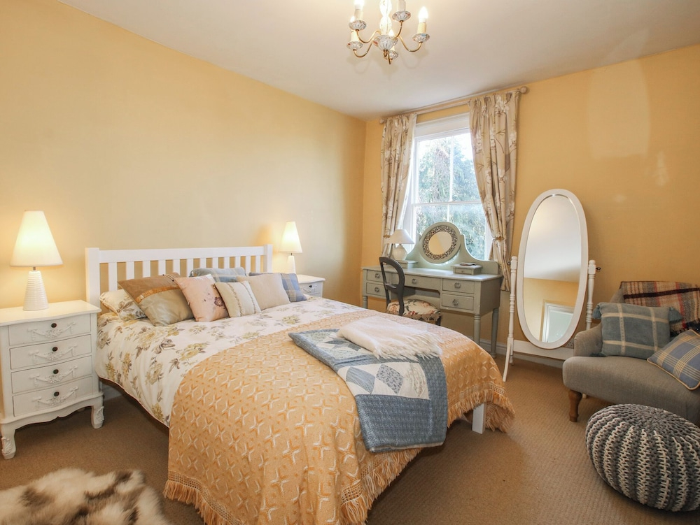 10 Upper Linney