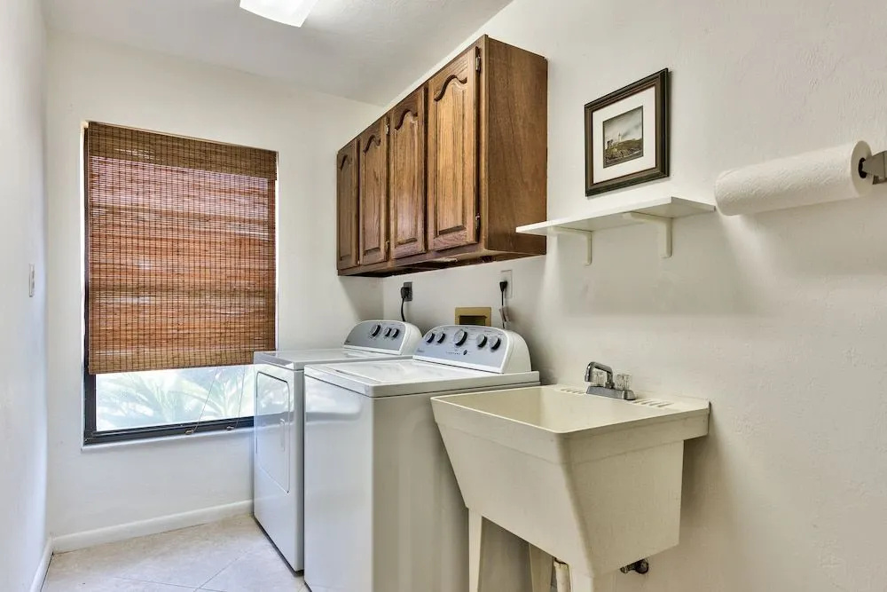Rovigo Vacation Rental: Spacious Retreat with Panoramic Lake Views in Kings Lake. 4-BR, 4-Bathroom Home with Private Pool, just 3.4 Miles from the Vibrant Fifth Avenue South and Naples Attractions