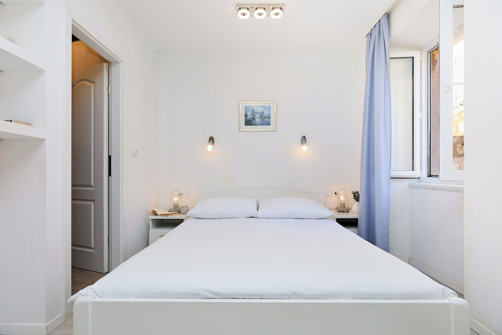 Sophie 1 - Old Town Heritage Suite