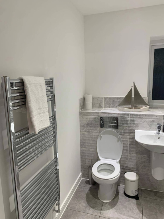House- Sleeps 6 & Free Parking