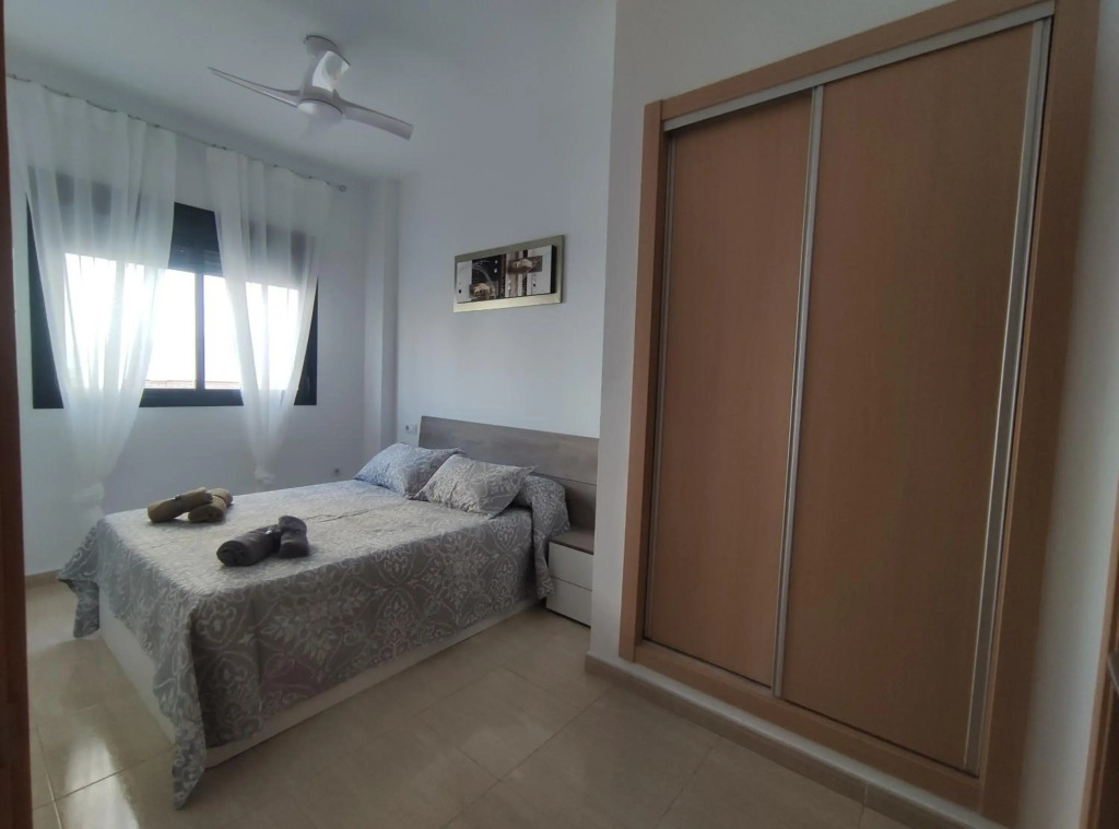 Apartamento con patio, piscina y parking privado