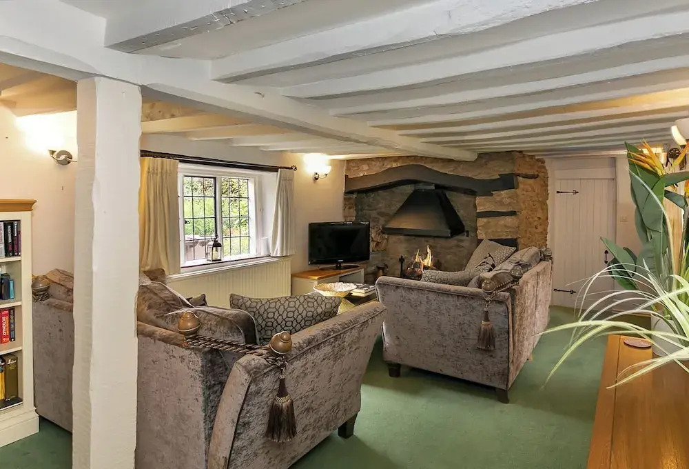 Lovely 5BD Home with Cinema & Games Room