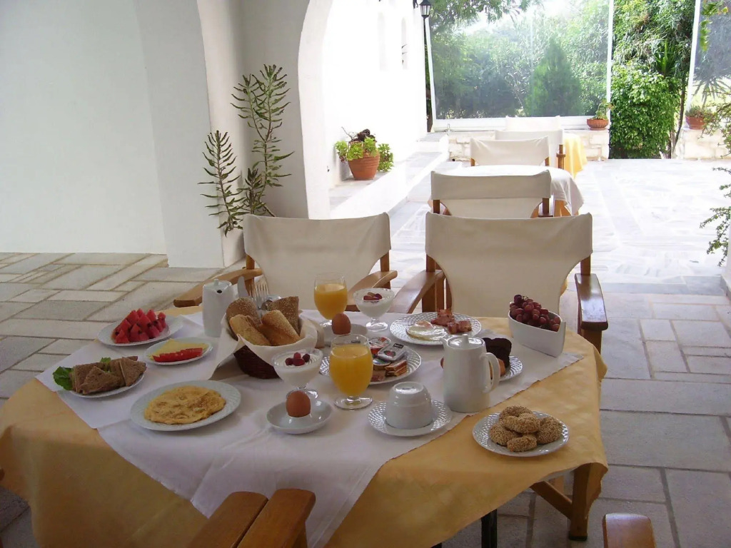 Roussos Beach Hotel