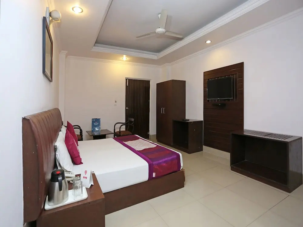 Hotel Rivieraa by OYO Rooms
