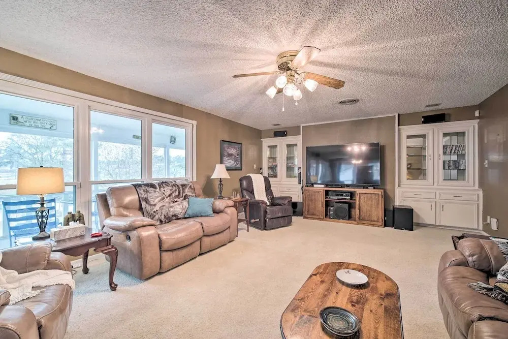 Lake Livingston Hideaway w/ Dock + Gas Grill!