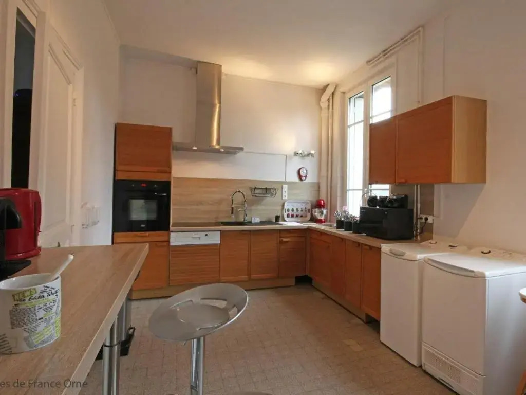 Maison de maître 19ème siècle avec grand parc et 5 chambres, tout inclus, à LAigle - FR-1-497-57