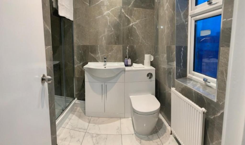 Beautiful All room En-suite 4 bedrooms house , Free parking, WiFi, Corporate, Contractors, Family relocation, CONTACT US FOR LONG TERM RATE