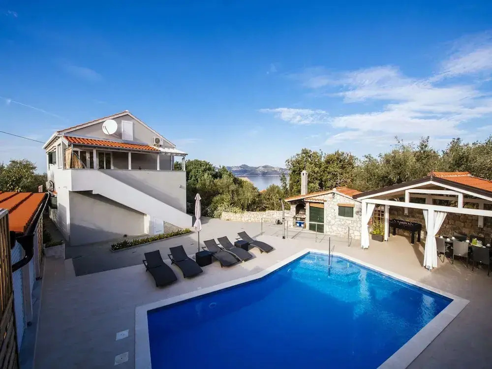 Beautiful Holiday Home in Mali Iz With Pool