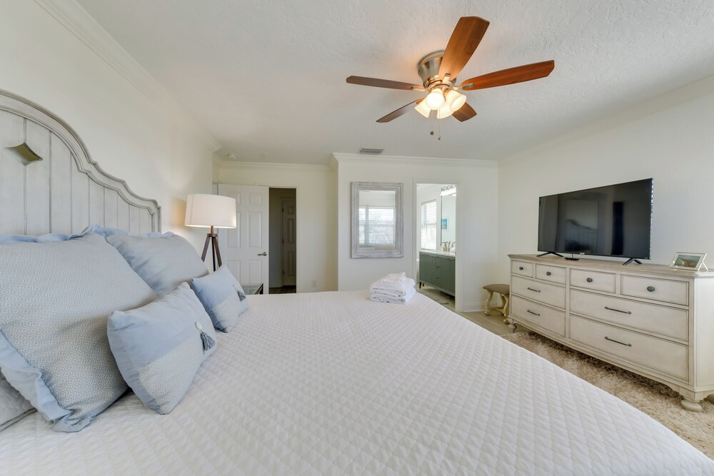 Steps to Ocean & Bay: Bradenton Beach Townhome!