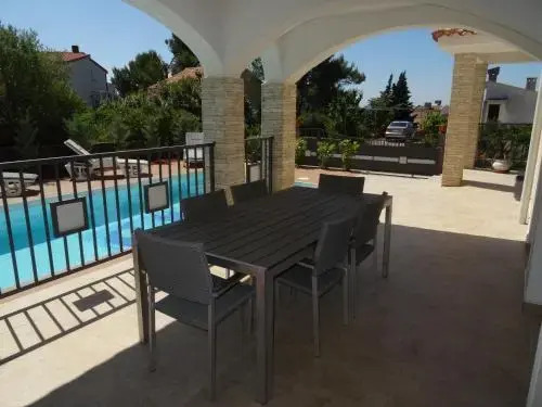 Villa KRK-4 bedrooms, 4 bathrooms with heated pool and jacuzzi, 150m from the sea