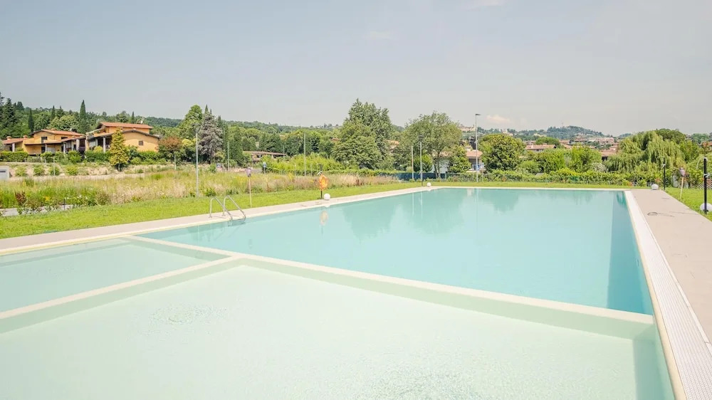HOST4U - Garda Lake Lido Apartments With Pool, Garden and Private Parking in Garage