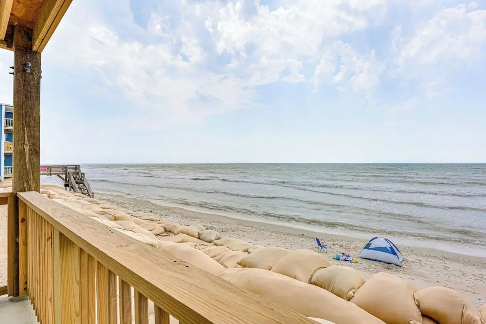 Ocean-view Condo: Steps to North Topsail Beach!