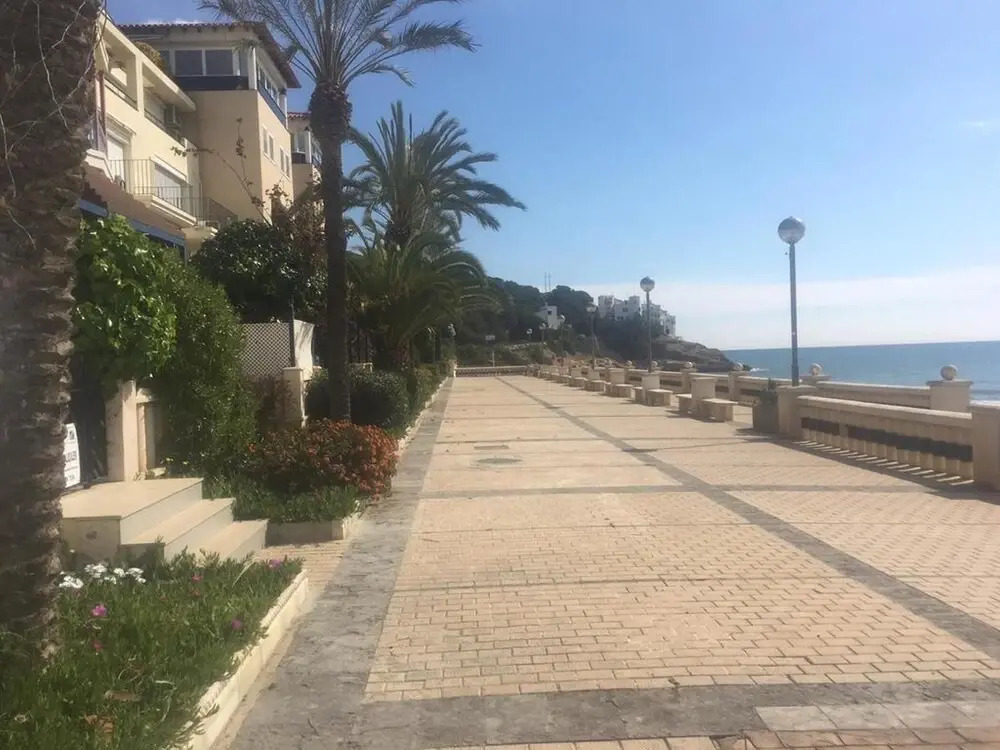 Ground Floor Facing the Sea, in Complex with Pool and Common Areas.