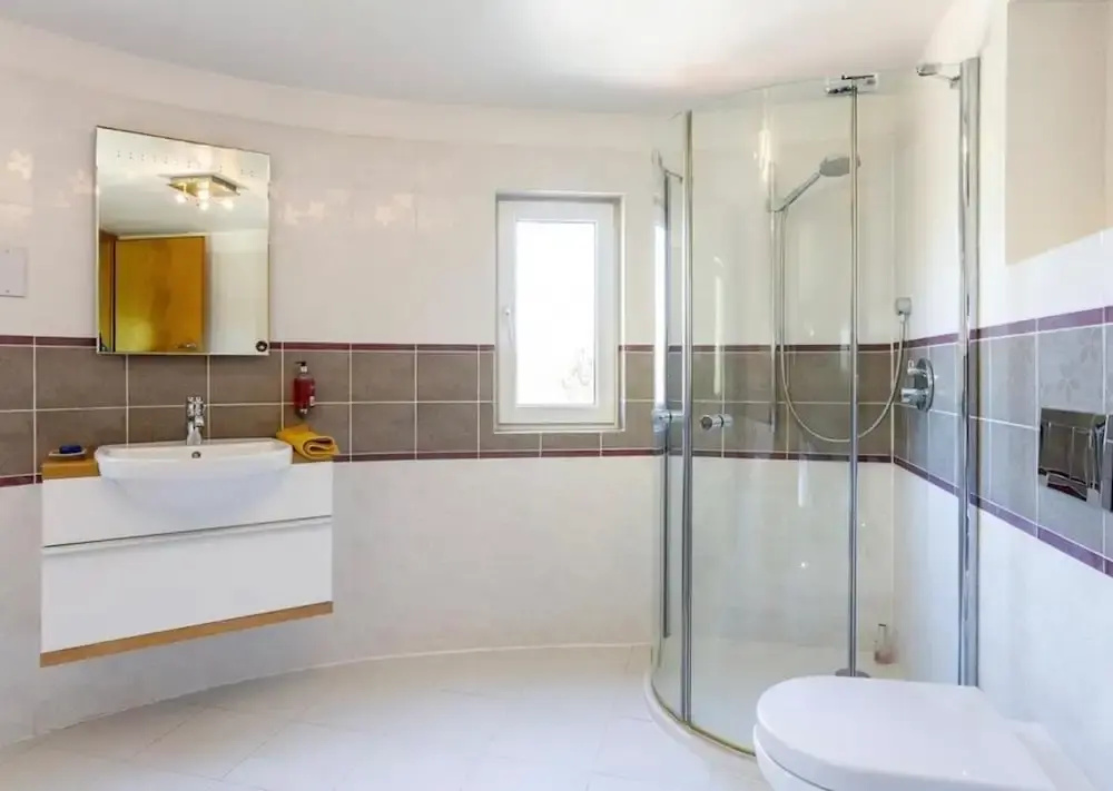 Sleeps10/18-parking-garden-pool-hottub-balcony