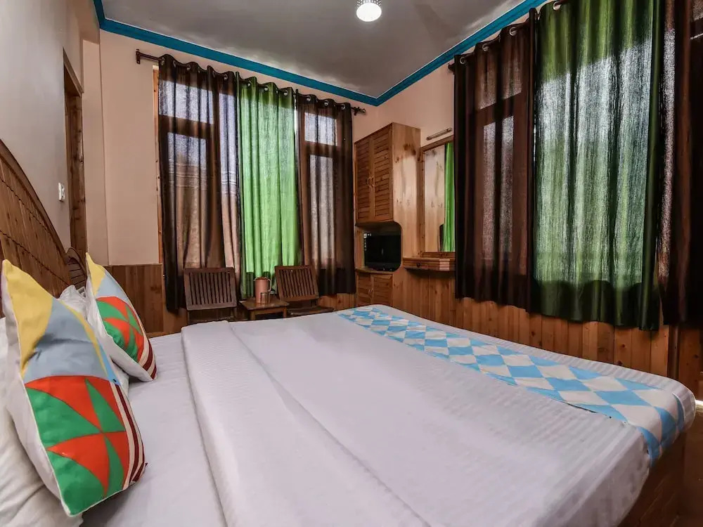OYO Home 15841 Serene Mountain View Studio