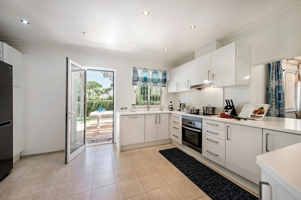 4 Bedrooms Private Pool Close To All Amenities