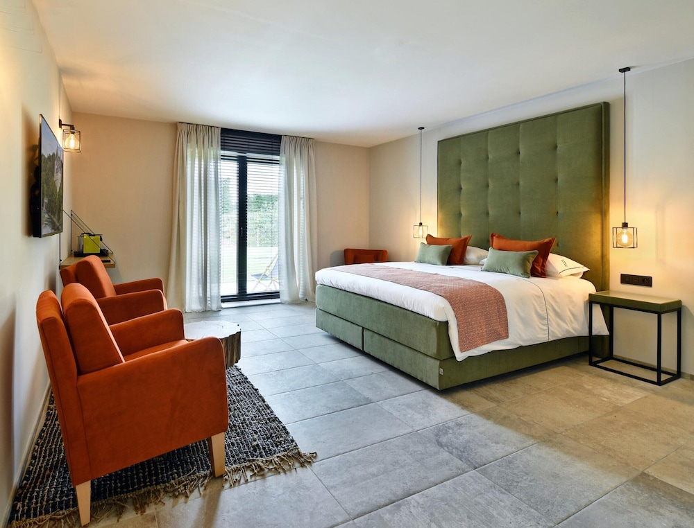 Villa with Pool & Suites for 12 Guests