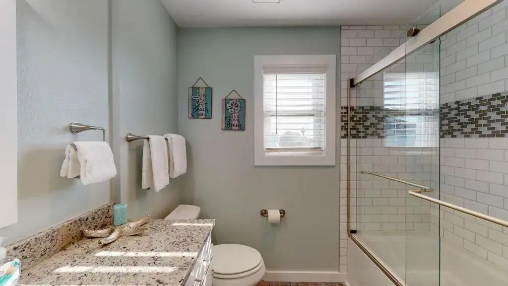 AH-C208 Newly Remodeled, 2nd Floor Condo with Nautical Theme, Great location in town