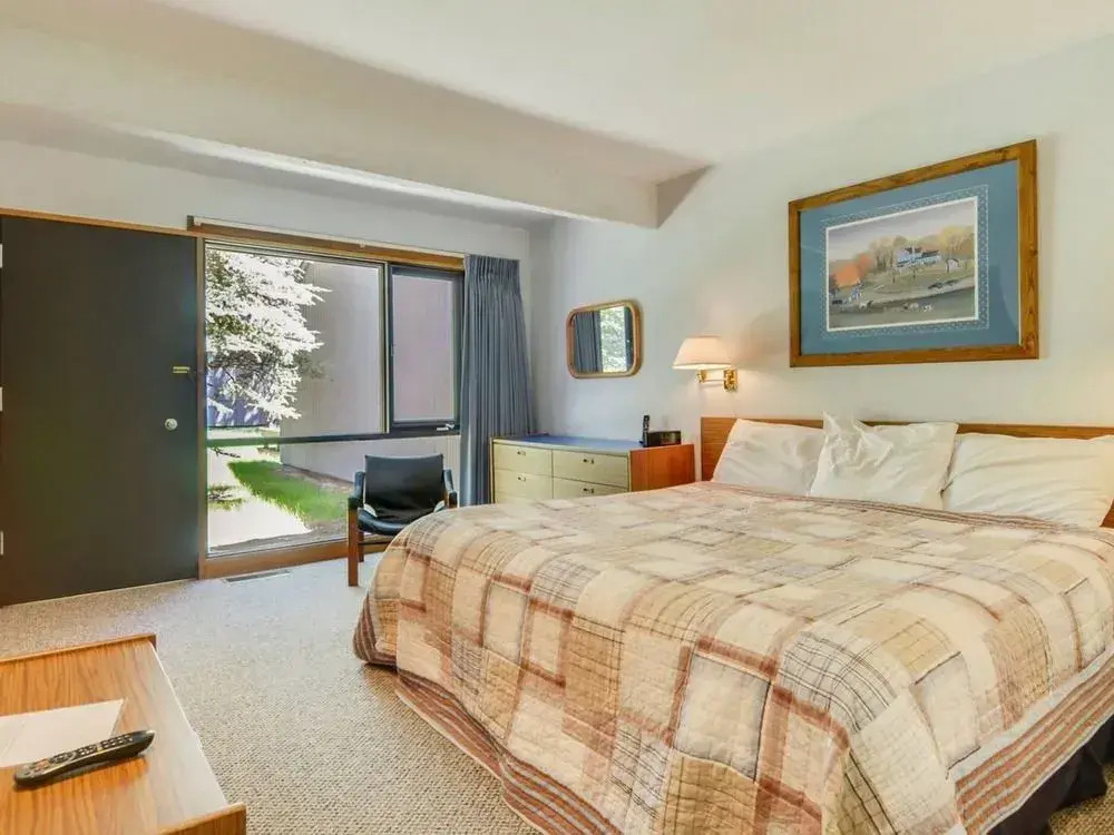 Meadow 21 2 Br condo by RedAwning