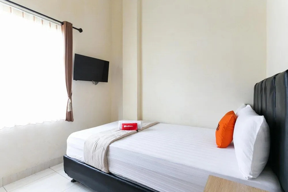 RedDoorz Syariah near Purwosari Train Station