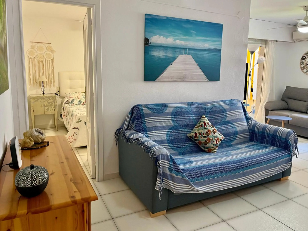 Apartamento con parking y piscina frente al mar para 4 personas