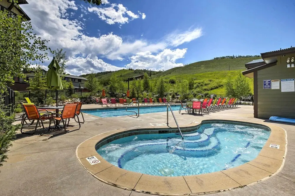 Great for Groups! Luxury Mtn-view Granby Home