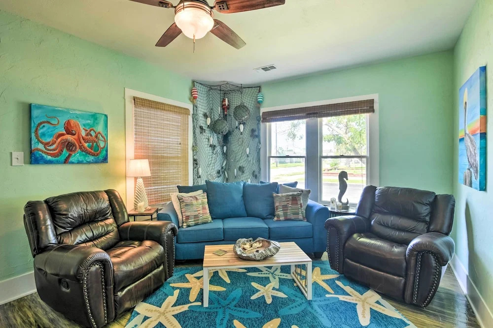 2 Mi to Beach & Seawall! Coastal Winter Escape
