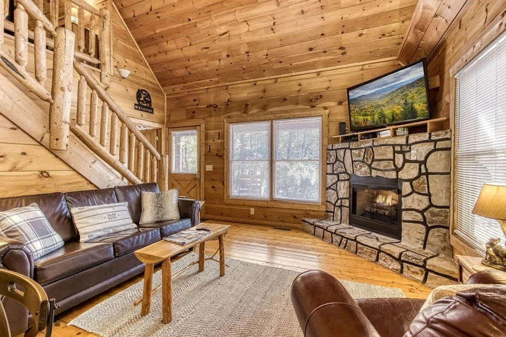 Whispering Pines by Beyond Expectations With Hot Tub