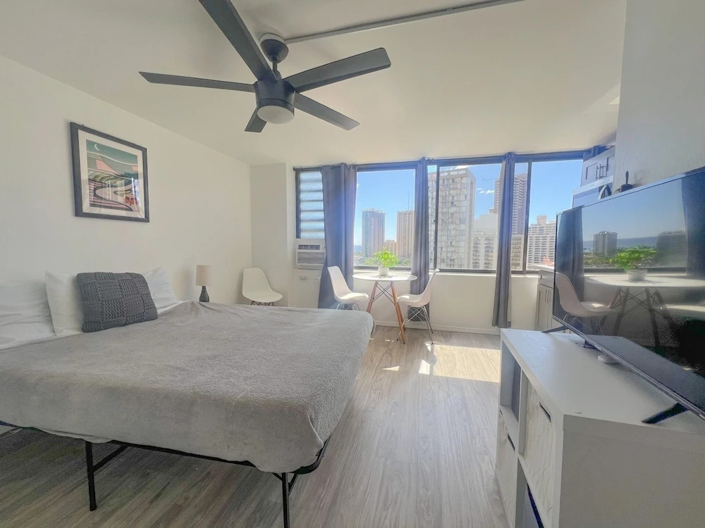 Hawaiian Monarch 1804 Condo by Redawning
