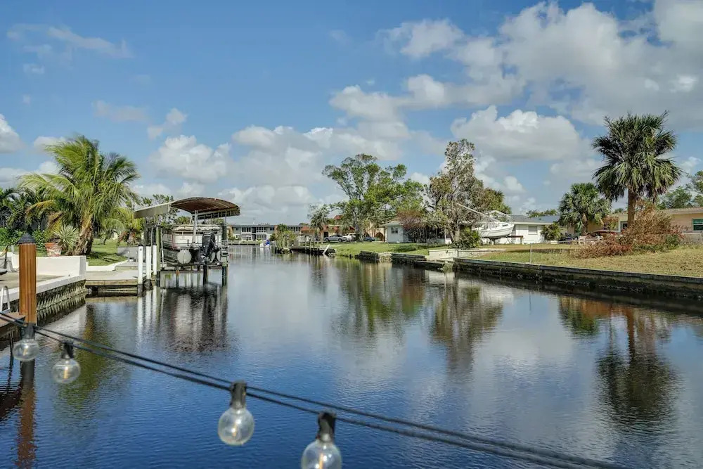 < 1 Mi to Four Freedoms Beach: Canal-front Getaway