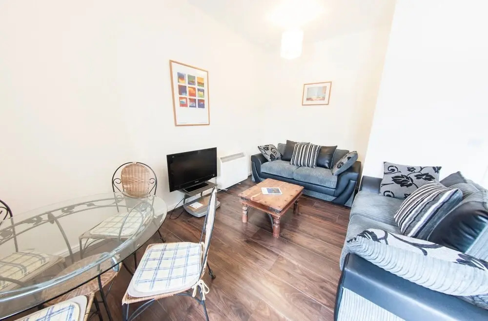 Newly Redecorated 2BR Victoria Docks Flat for 4
