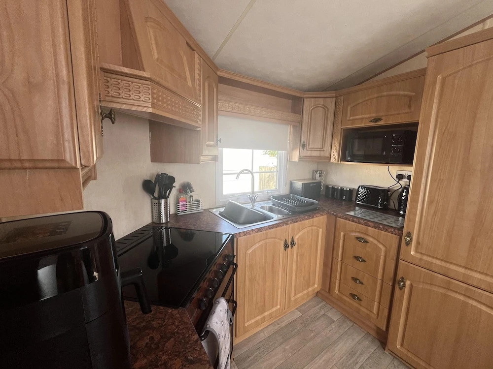 Cozy Cabin Retreat in Towyn