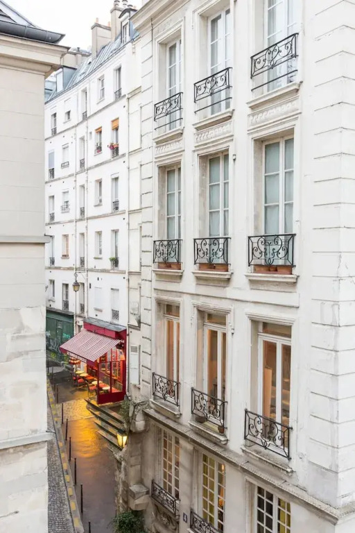 Quai aux Fleurs Apartment