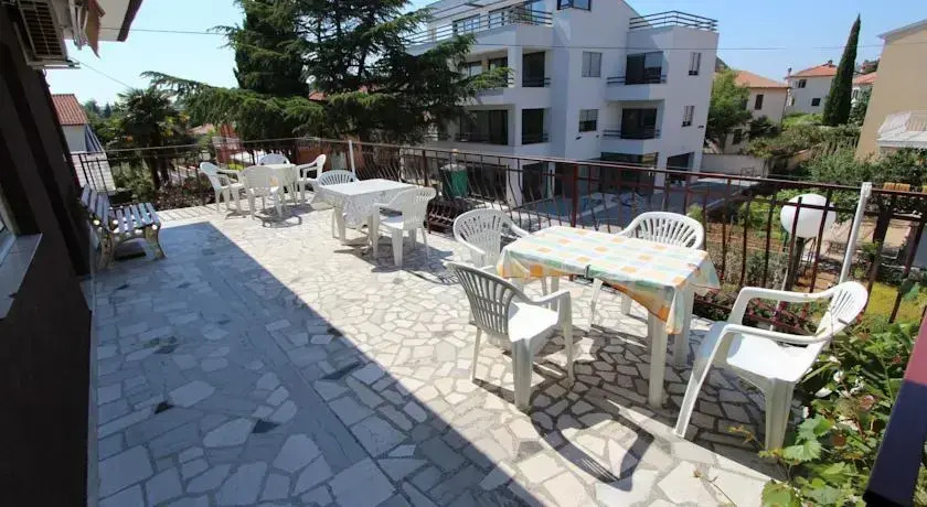 Apartments Lipej