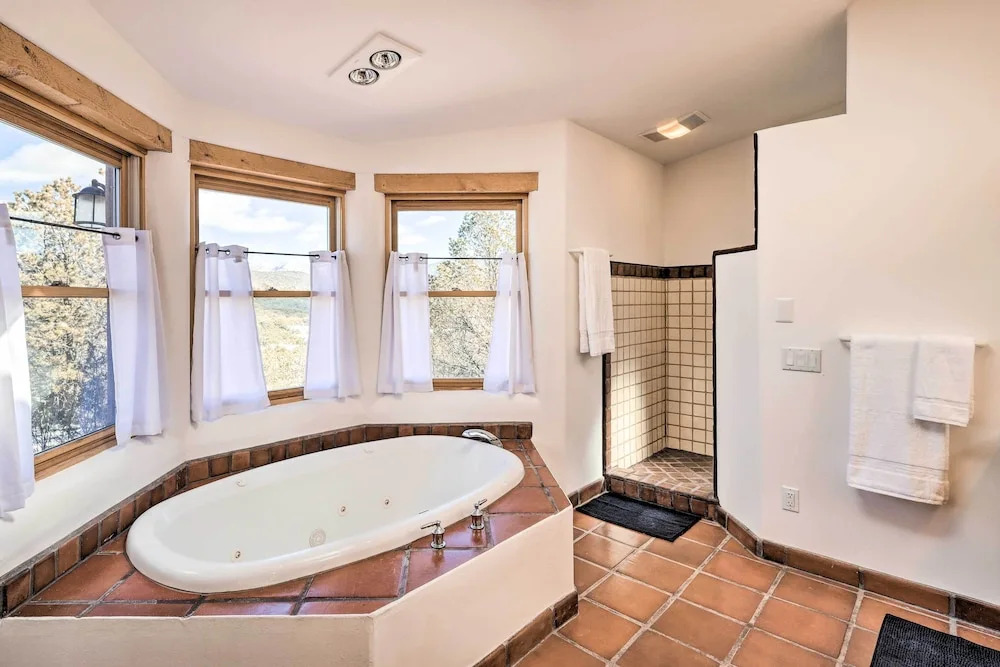 Casa al Reves Pueblo-style House With Views!