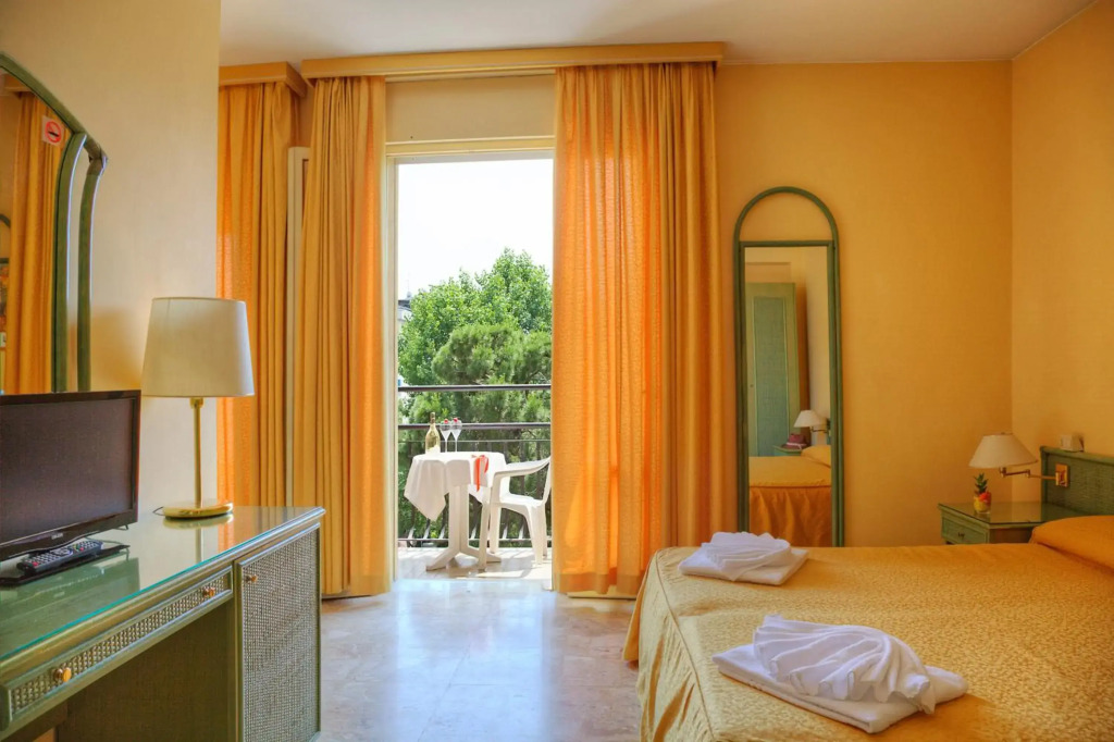 Hotel AMALFI & Restaurant Karaoke Bar