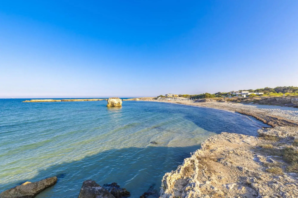 Beachfront apartment overlooking the sea of Torre Specchia-Incoronata