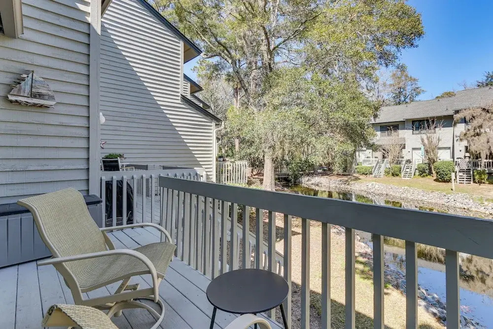 Hilton Head Island Condo w/ Deck < 1 Mi to Beaches