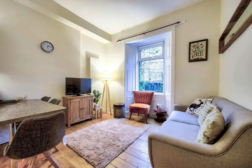 Lovely 2bdr Apartment in West End for 4 Guests!