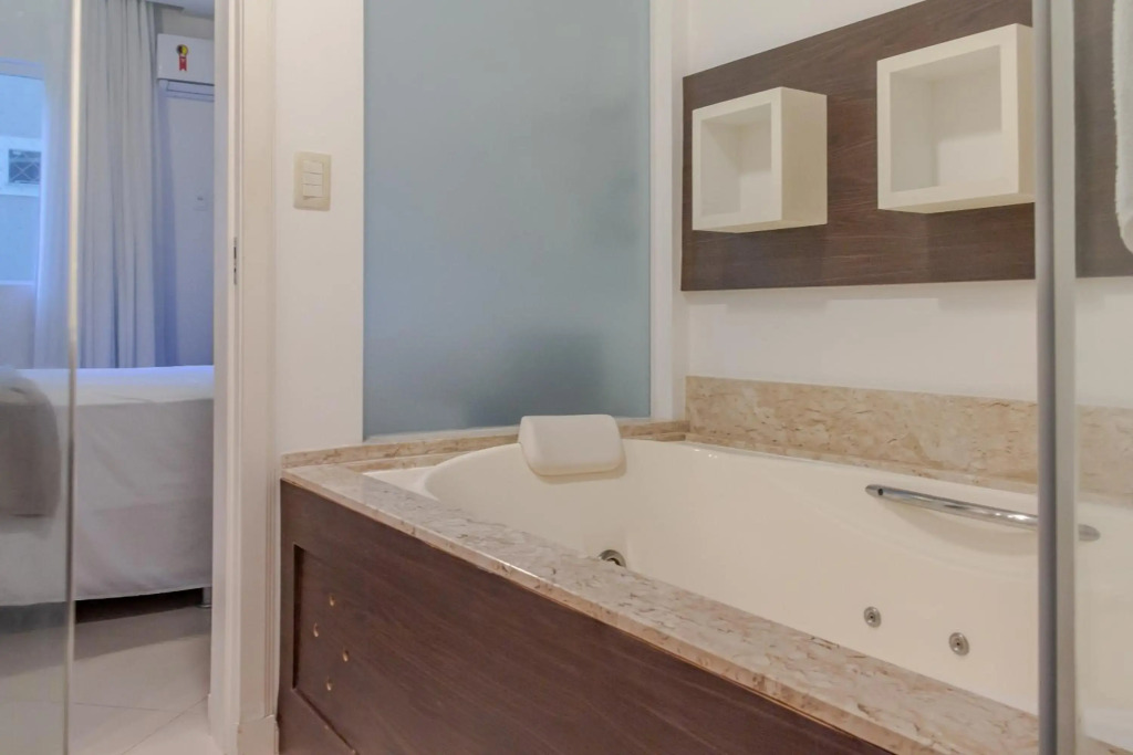 Apartamento de 3 quartos com banheira a 150 metros da praia em Itapema N1188