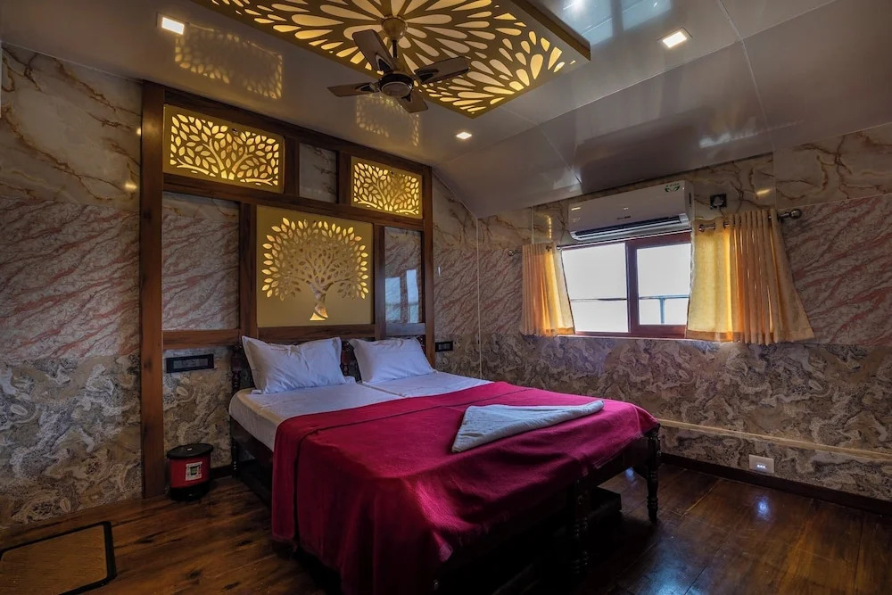 Coco HouseBoat