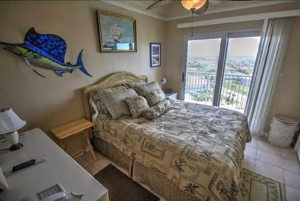 Aquarius 907 Minium 2 Bedroom Condo by RedAwning