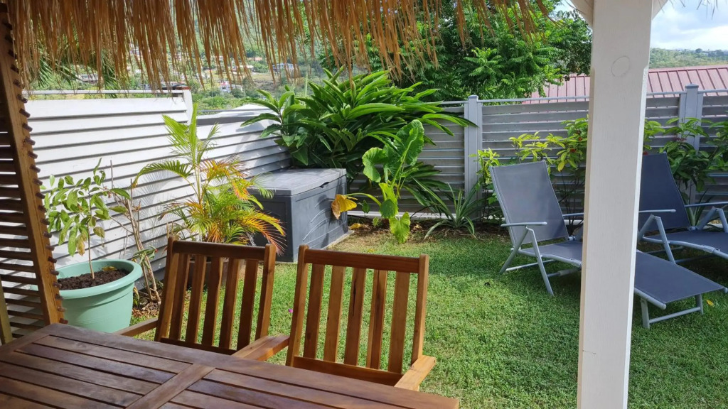 studio cosi, jardin privé, vue magique depuis piscine à débordement de la résidence