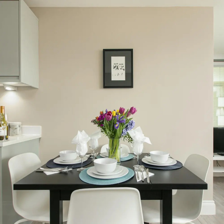 Gorgeous 5 Star Location 2 min to Brighton Beach