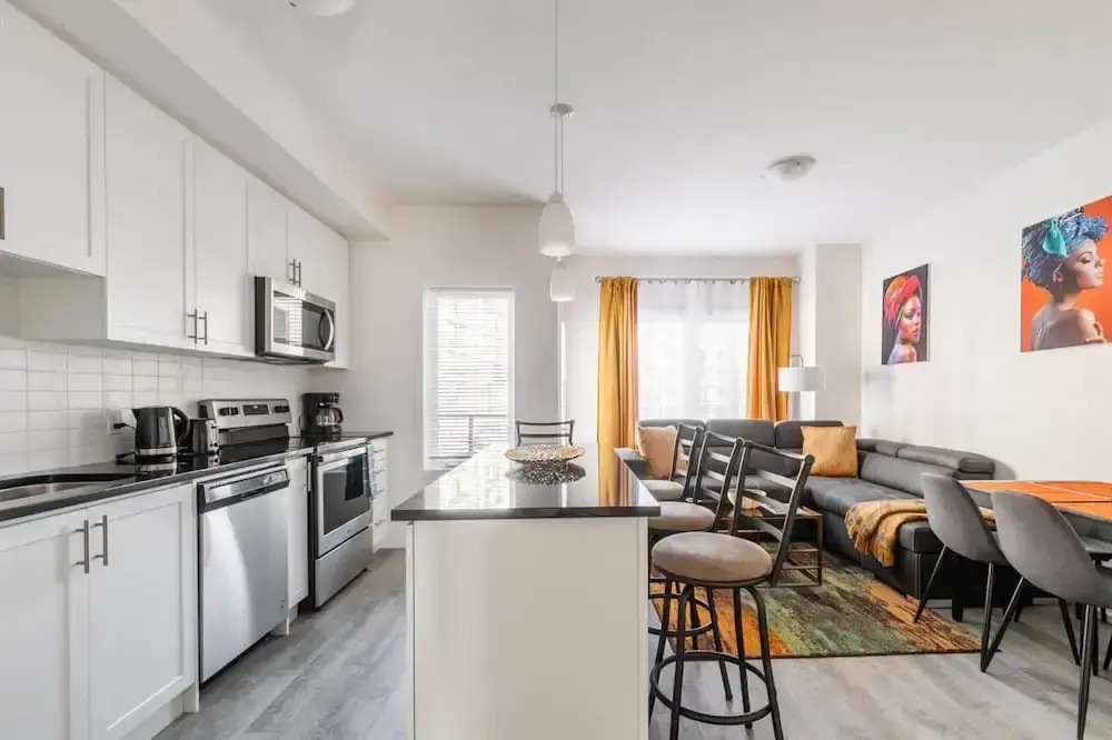 4BR 3BA Townhouse on Lake Ontario Free Parking Gym 2