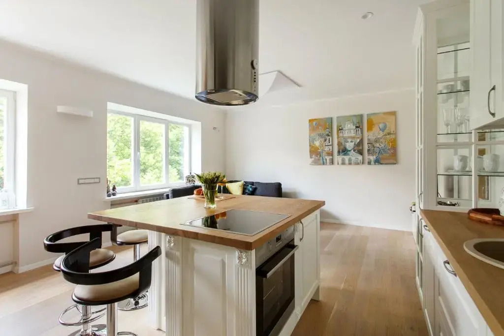 3bdr Modern and Stylish Apartment - Heart of Old Town by Houseys