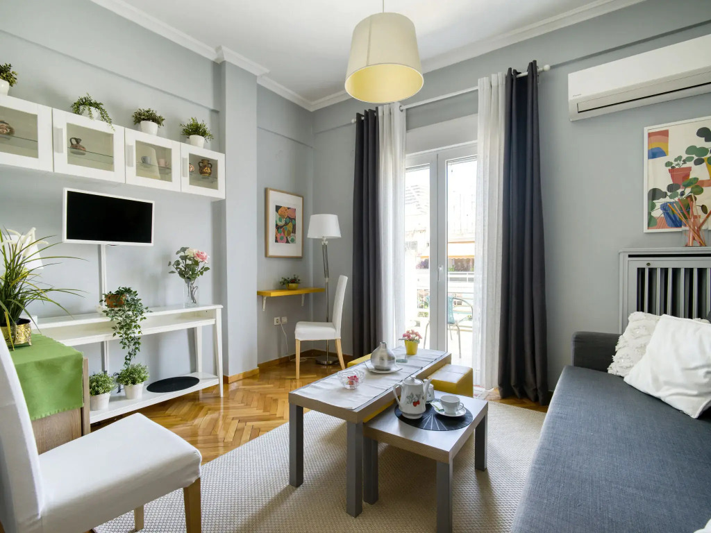 Snug apartment in Αθήνα with veranda