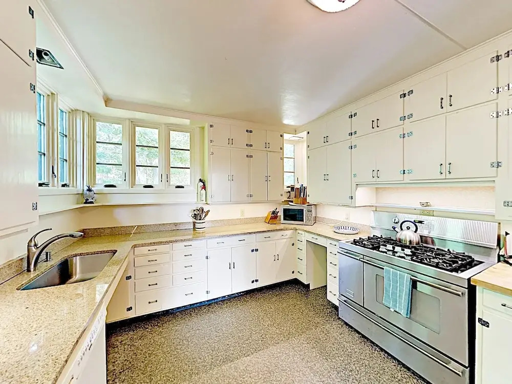 Cape Cod  On The Bay 3 Bedroom Home