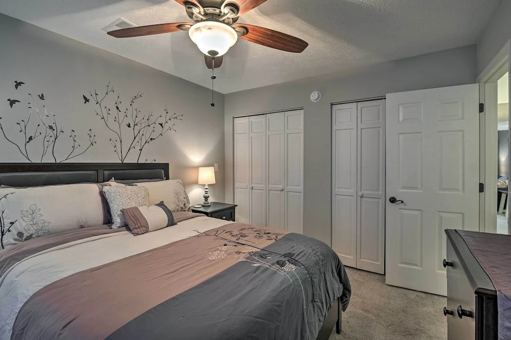 2 Mi to Surfside Beach: Condo w/ Community Pool!